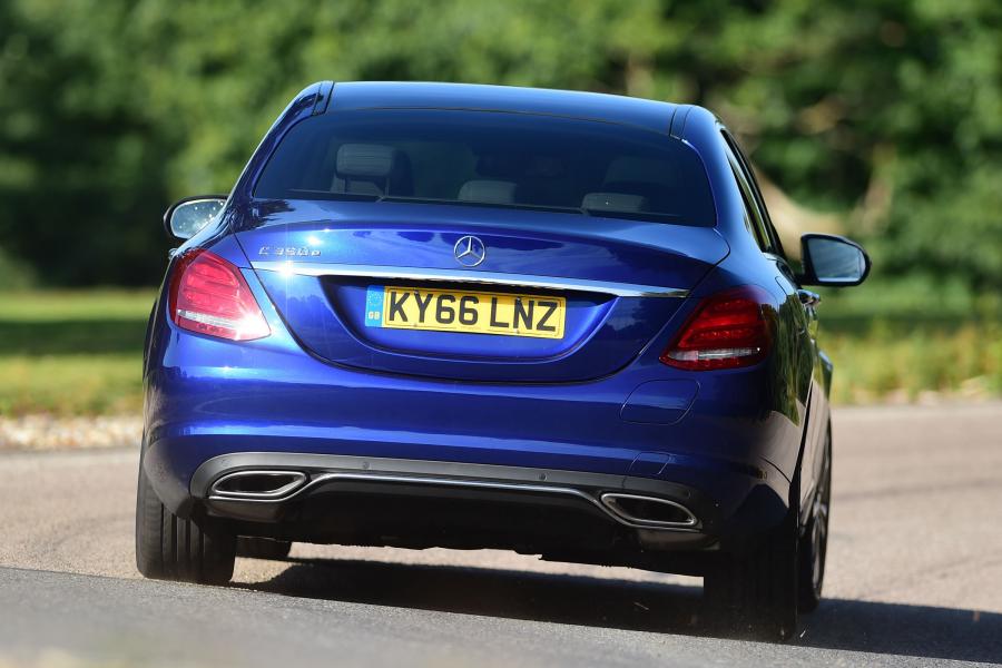  Mercedes-Benz C350 e Avantgarde Line 2016 года  (UK) (фото 2 из 8)